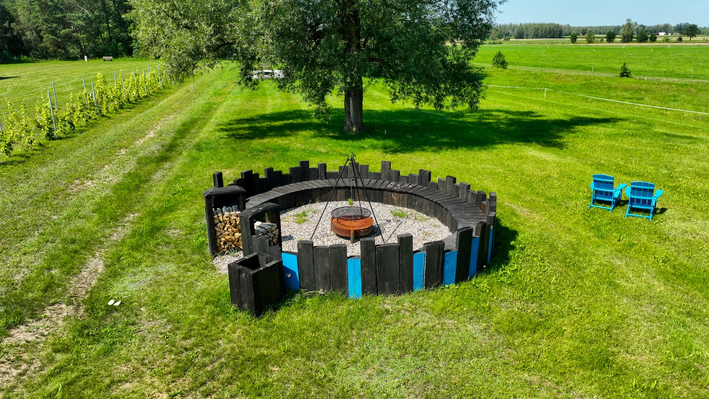 Kuraszewo w świetle dnia — widok z lotu ptaka.