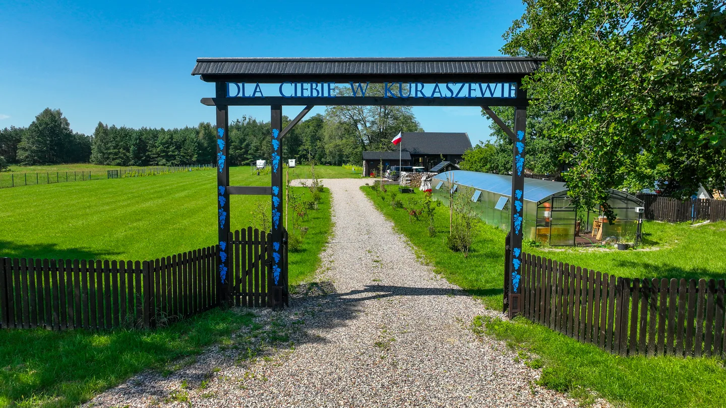 Brama wjazdowa do kempingu Dla Ciebie w Kuraszewie.